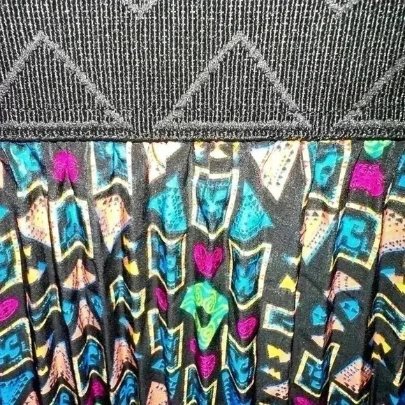 Lularoe XS black geometric pattern Jill pleated  midi skirt. NWT. Black band - Picture 3 of 5